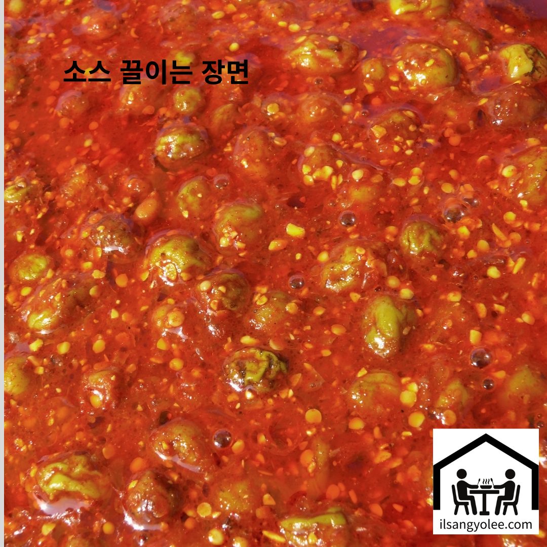 소스가 팬에서 끓으면서 약간 걸쭉해지는 모습