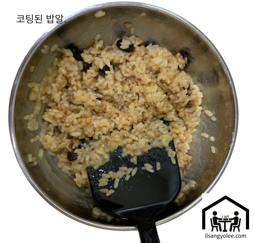 계란으로 고르게 코팅된 밥알