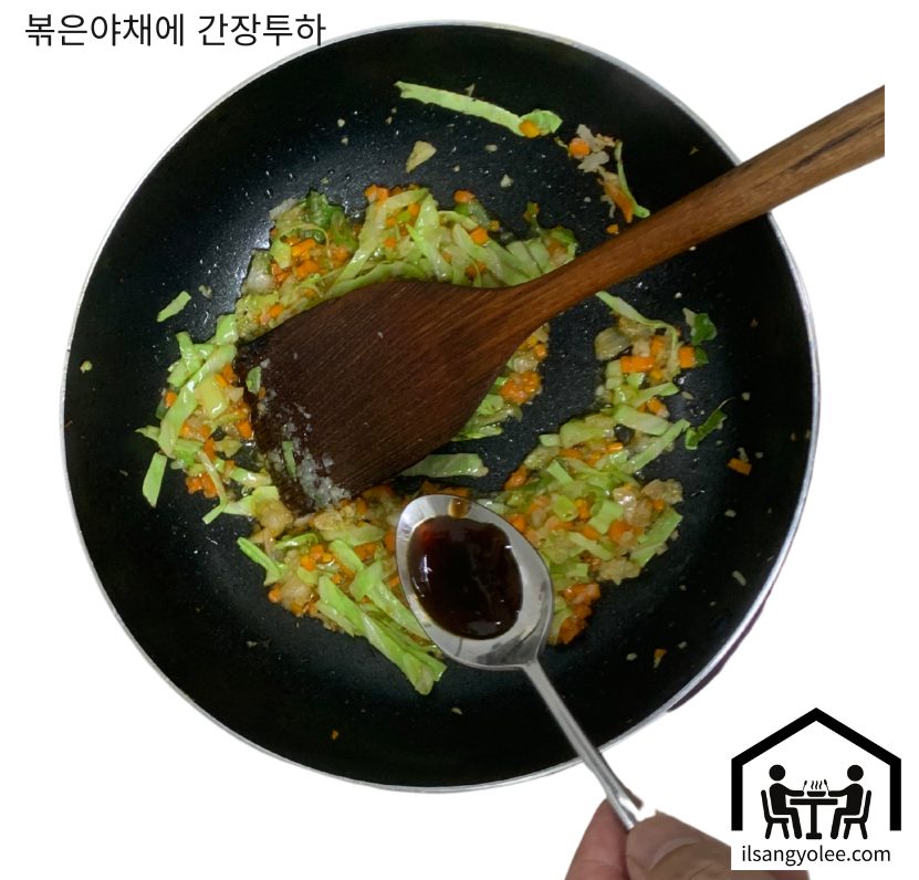 팬에 간장을 캐러멜화하며 볶음밥의 풍미를 더하는 과정