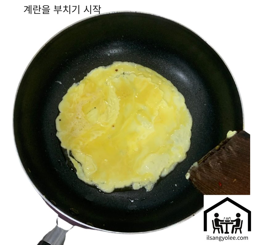 팬에 얇게 펴서 굽고 있는 계란 지단