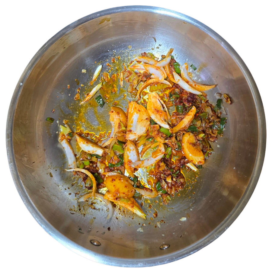 양파와 청양고추를 추가하여 함께 볶는 모습